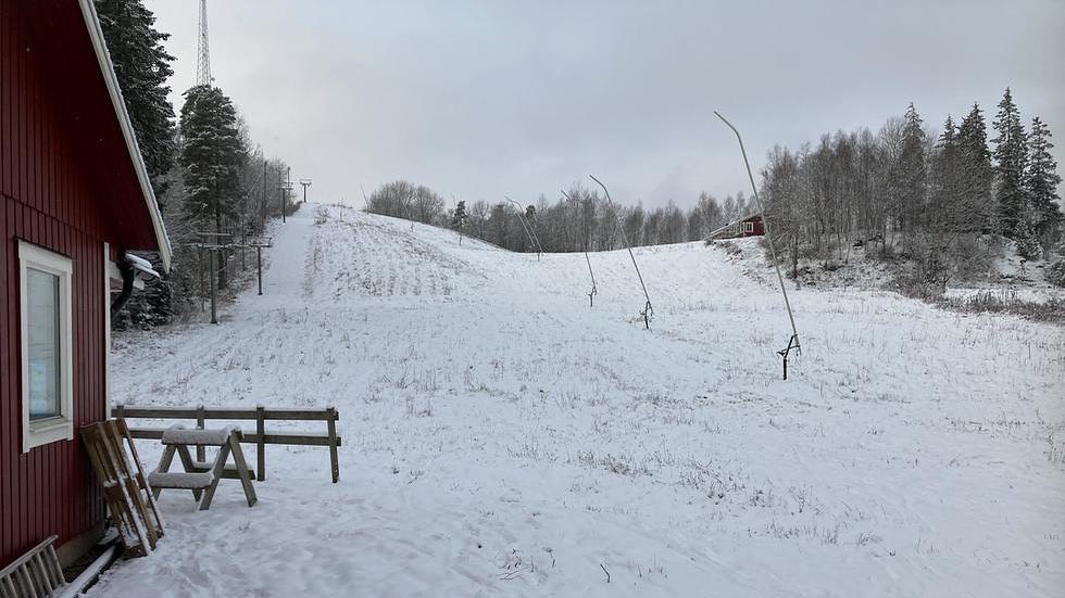 Skidföreningen efter allvarliga olyckan i backen: ”Fruktansvärt tragiskt”
21 november 2022 16:37
På måndagen vårdades en tonårsflicka för allvarliga skador och en annan för livshotande skador efter en olycka i Högagärdebacken.
Ordföranden i IFK Sävsjö menar att man gjort vad man kunnat för att backen inte ska användas när den är stängd.
 
Högagärdebacken i Sävsjö har ännu inte öppnat för säsongen.

Bild: Maria Ivarsson
Under lördagsnatten inträffade en olycka i Högagärdebacken i Sävsjö. I olyckan skadade sig två tonårsflickor allvarligt där en ådrog sig livshotande skador, enligt polisen.
 
OBS 
Arbetsområde råder då backen inte är öppen 
Absolut förbjudet att åka pulka mm

#polisen #slao #förbjudet #fruktansvärt #respektera #ideellt #skyltat @faltgruppenvarnamo #hjälp #sprid #detta #tack #mörker #skydd #hjälm #inte #nät #madrasser